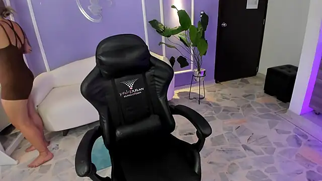 alaia greyy online show from 13, 9, 2025