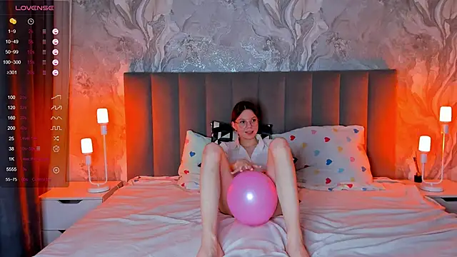 Snapshot of ElvinaBestwick chatting on 19, 2, 2025 ElvinaBestwick online show from 19, 2, 2025