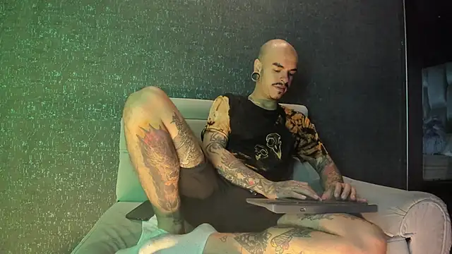 Snapshot of kaletattoo chatting on 10, 11, 2025 kaletattoo online show from 10, 11, 2025