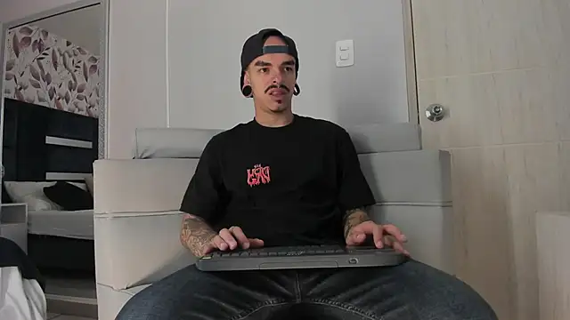 Snapshot of kaletattoo chatting on 12, 11, 2025 kaletattoo online show from 12, 11, 2025