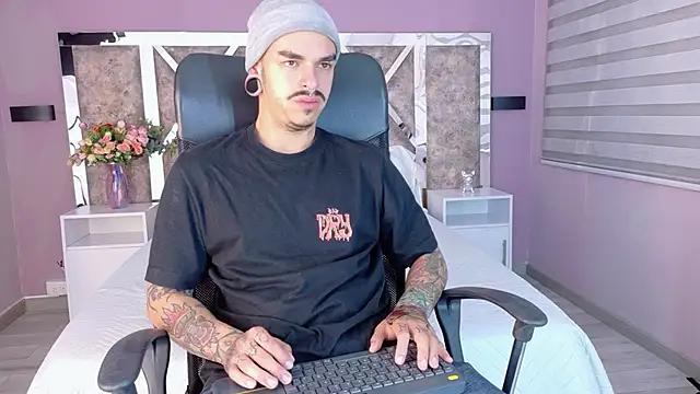 Snapshot of kaletattoo chatting on 4, 12, 2025 kaletattoo online show from 4, 12, 2025