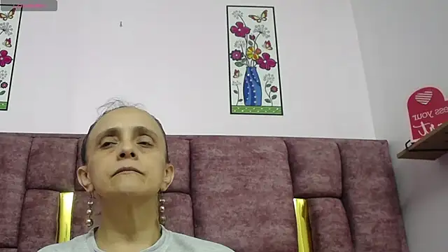 VICTORIAHANK  online show from 15, 4, 2026