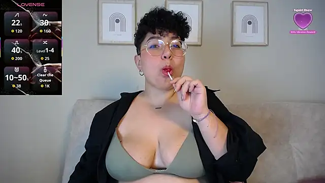 curly cam queen69 online show from 1, 10, 2025