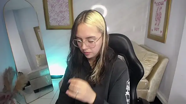 Hela v online show from 20, 9, 2025