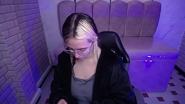 Hela v online show from 15, 11, 2025