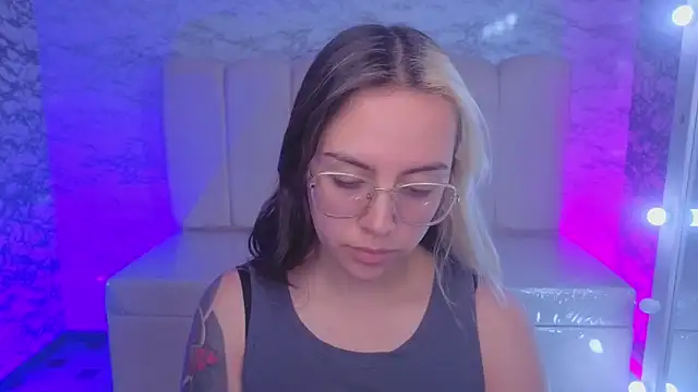 Hela v online show from 17, 11, 2025