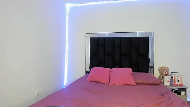 Snapshot of victoriacolin chatting on 7, 3, 2025 victoriacolin online show from 7, 3, 2025