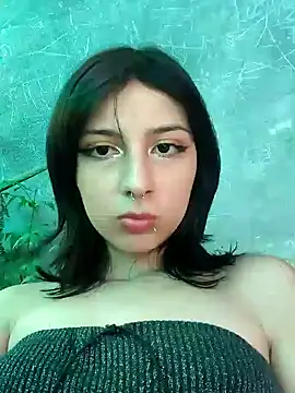 Snapshot of Maiden-Hot chatting on 1, 2, 2025 Maiden-Hot online show from 1, 2, 2025