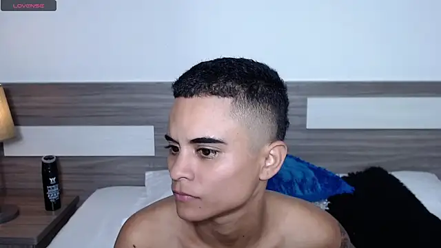 Liiamthompson online show from 10, 11, 2025