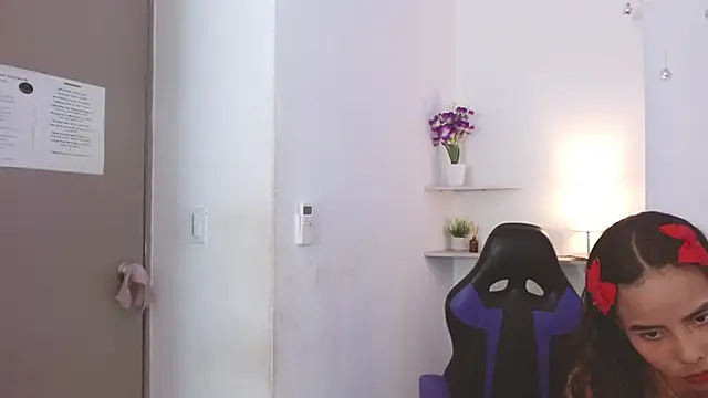 Roxy Stonee online show from 5, 3, 2025