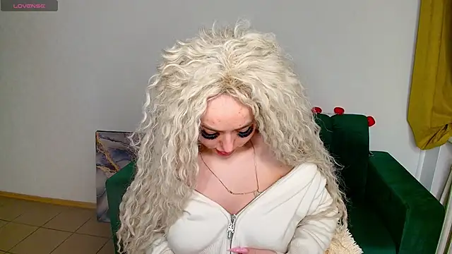 Snapshot of MissisCaty chatting on 12, 2, 2025 MissisCaty online show from 12, 2, 2025