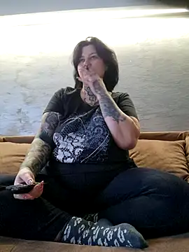 Snapshot of CannabisQueenn chatting on 17, 11, 2025 CannabisQueenn online show from 17, 11, 2025