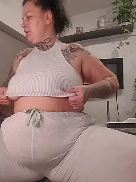 Snapshot of CannabisQueenn chatting on 21, 11, 2025 CannabisQueenn online show from 21, 11, 2025