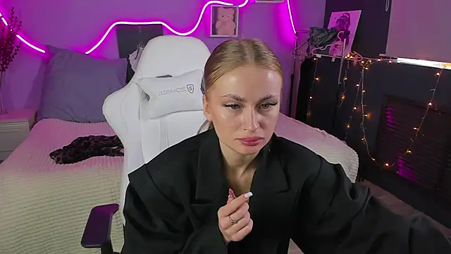 Snapshot of AnitaLamb chatting on 28, 2, 2025 AnitaLamb online show from 28, 2, 2025