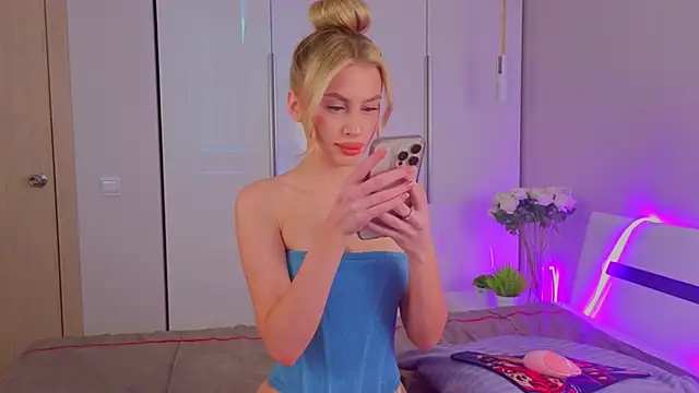 Snapshot of AnitaLamb chatting on 9, 10, 2025 AnitaLamb online show from 9, 10, 2025