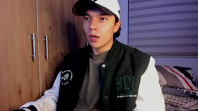 Snapshot of Mastrangelo_xxx chatting on 23, 12, 2025 Mastrangelo xxx online show from 23, 12, 2025