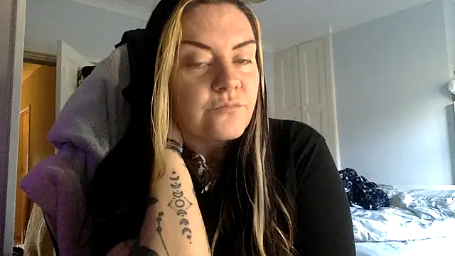 AureliaXOX online show from 6, 2, 2025