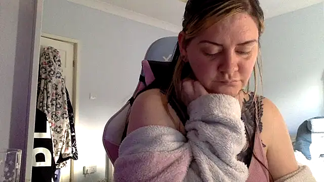 AureliaXOX online show from 22, 2, 2025