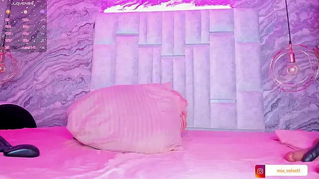 Snapshot of MiaVelveett chatting on 23, 11, 2025 MiaVelveett online show from 23, 11, 2025