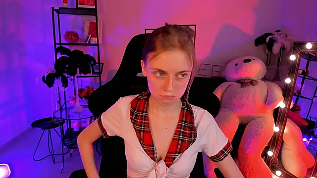 Snapshot of KiraMontoya chatting on 17, 2, 2025 KiraMontoya online show from 17, 2, 2025