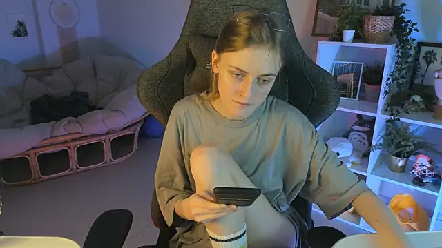 Snapshot of KiraMontoya chatting on 2, 3, 2025 KiraMontoya online show from 2, 3, 2025