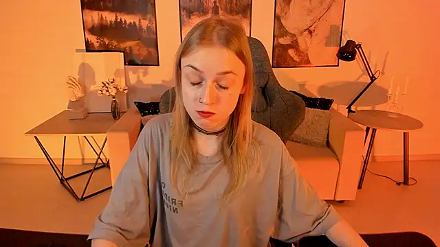 Snapshot of KiraMontoya chatting on 5, 3, 2025 KiraMontoya online show from 5, 3, 2025