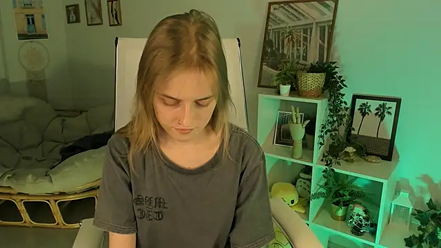 Snapshot of KiraMontoya chatting on 13, 3, 2025 KiraMontoya online show from 13, 3, 2025