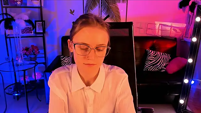 Snapshot of KiraMontoya chatting on 19, 3, 2025 KiraMontoya online show from 19, 3, 2025