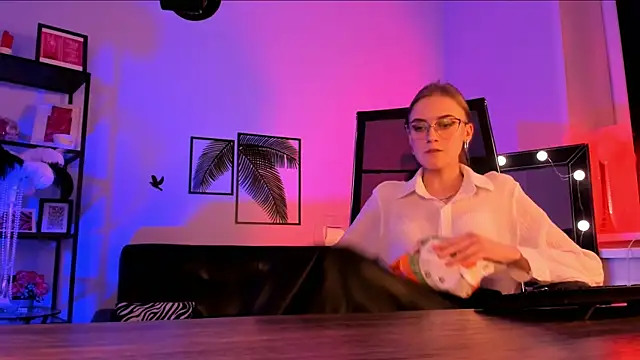 Snapshot of KiraMontoya chatting on 20, 3, 2025 KiraMontoya online show from 20, 3, 2025