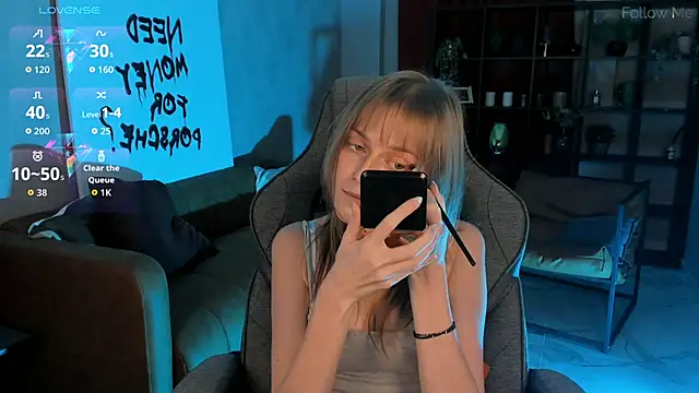 Snapshot of KiraMontoya chatting on 4, 11, 2025 KiraMontoya online show from 4, 11, 2025