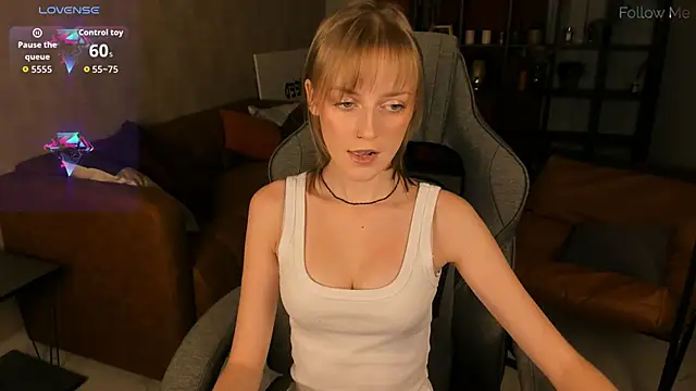 Snapshot of KiraMontoya chatting on 6, 11, 2025 KiraMontoya online show from 6, 11, 2025