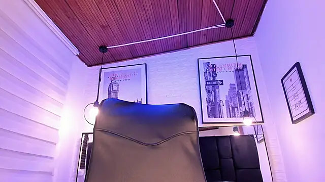 Snapshot of tylla_ chatting on 17, 10, 2025 tylla online show from 17, 10, 2025