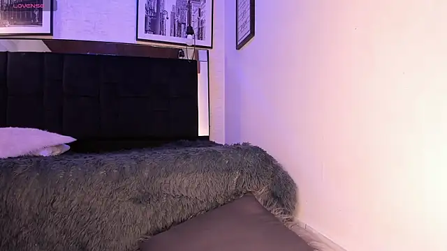 Snapshot of tylla_ chatting on 10, 11, 2025 tylla online show from 10, 11, 2025