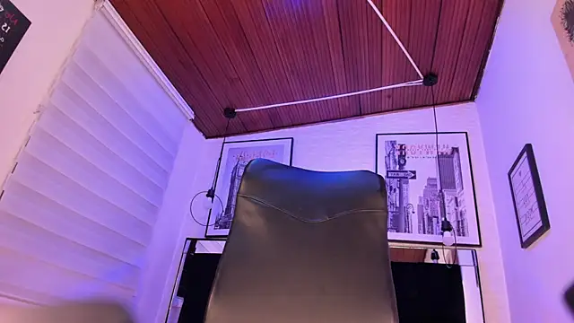 Snapshot of tylla_ chatting on 4, 12, 2025 tylla online show from 4, 12, 2025