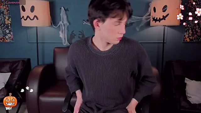 AdrianoAubert online show from 9, 11, 2025