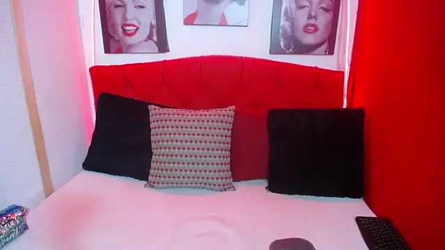 Snapshot of Tiana_Ebony18 chatting on 28, 9, 2025 Tiana Ebony18 online show from 28, 9, 2025