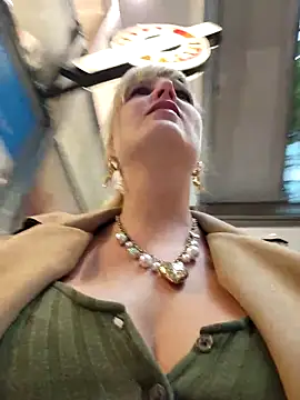 Snapshot of Sexybiene969 chatting on 27, 9, 2025 Sexybiene969 online show from 27, 9, 2025