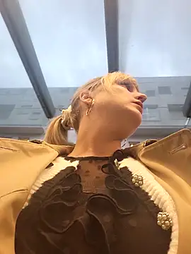 Snapshot of Sexybiene969 chatting on 1, 10, 2025 Sexybiene969 online show from 1, 10, 2025