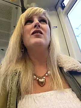 Snapshot of Sexybiene969 chatting on 10, 10, 2025 Sexybiene969 online show from 10, 10, 2025