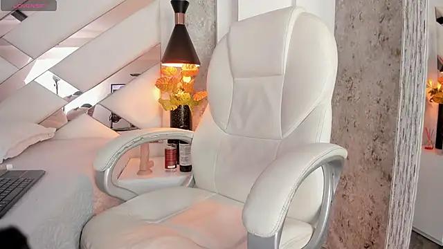 Giselle Lauren online show from 17, 2, 2025