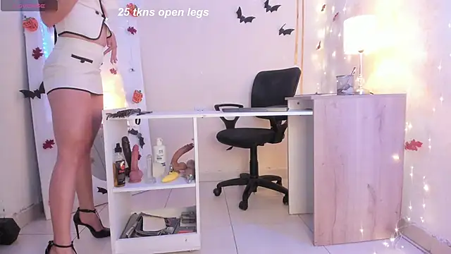 Snapshot of Emylyjonhs chatting on 18, 10, 2025 Emylyjonhs online show from 18, 10, 2025