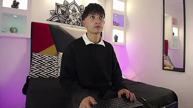 Snapshot of MaikyCooper chatting on 9, 3, 2025 MaikyCooper online show from 9, 3, 2025