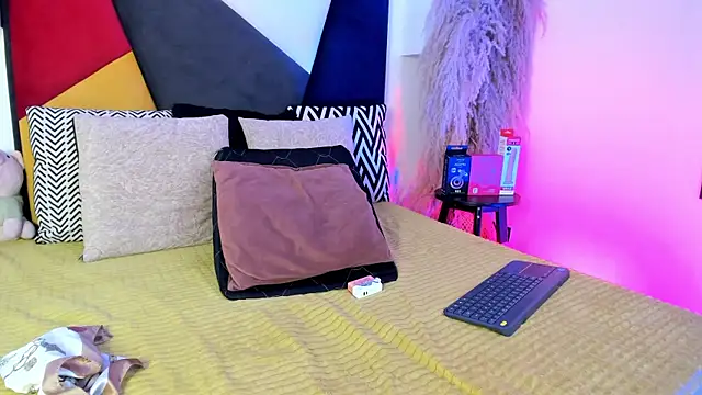 Snapshot of MaikyCooper chatting on 24, 11, 2025 MaikyCooper online show from 24, 11, 2025