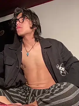 Snapshot of shadowsofgarden chatting on 24, 2, 2025 shadowsofgarden online show from 24, 2, 2025