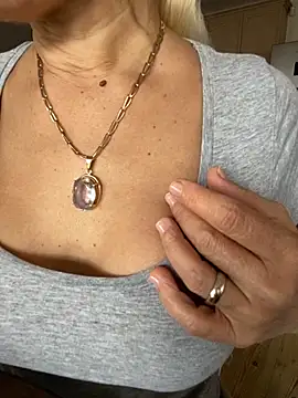 Snapshot of DeboraXporn chatting on 29, 10, 2025 DeboraXporn online show from 29, 10, 2025