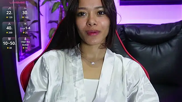 Snapshot of sara_sharma_ chatting on 12, 11, 2025 sara sharma online show from 12, 11, 2025