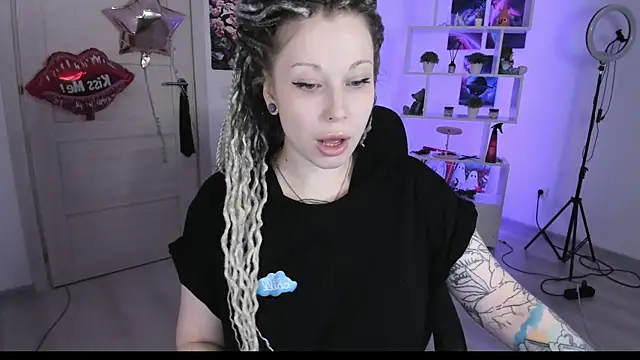 Snapshot of HoneySallyMoore chatting on 4, 10, 2025 HoneySallyMoore online show from 4, 10, 2025