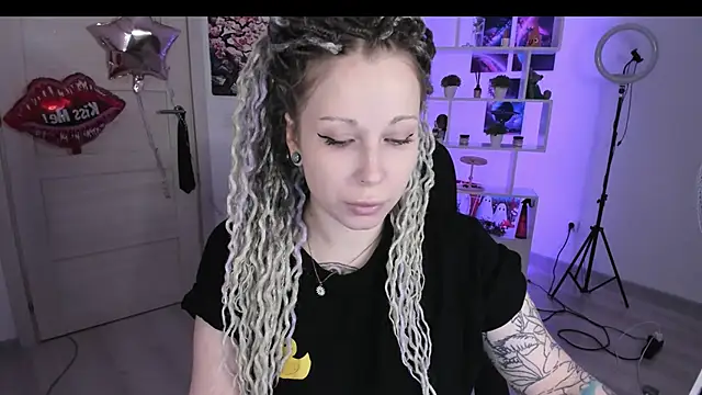 Snapshot of HoneySallyMoore chatting on 12, 10, 2025 HoneySallyMoore online show from 12, 10, 2025