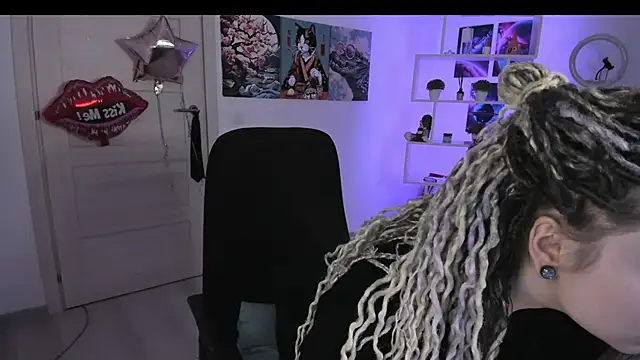 Snapshot of HoneySallyMoore chatting on 18, 10, 2025 HoneySallyMoore online show from 18, 10, 2025