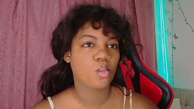 Snapshot of Daphnewalker__ chatting on 16, 12, 2025 Daphnewalker online show from 16, 12, 2025